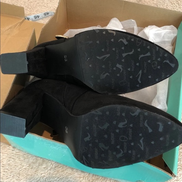 ❌SOLD❌Black Booties w/Gold Buckle 38 NIB - Picture 2 of 8